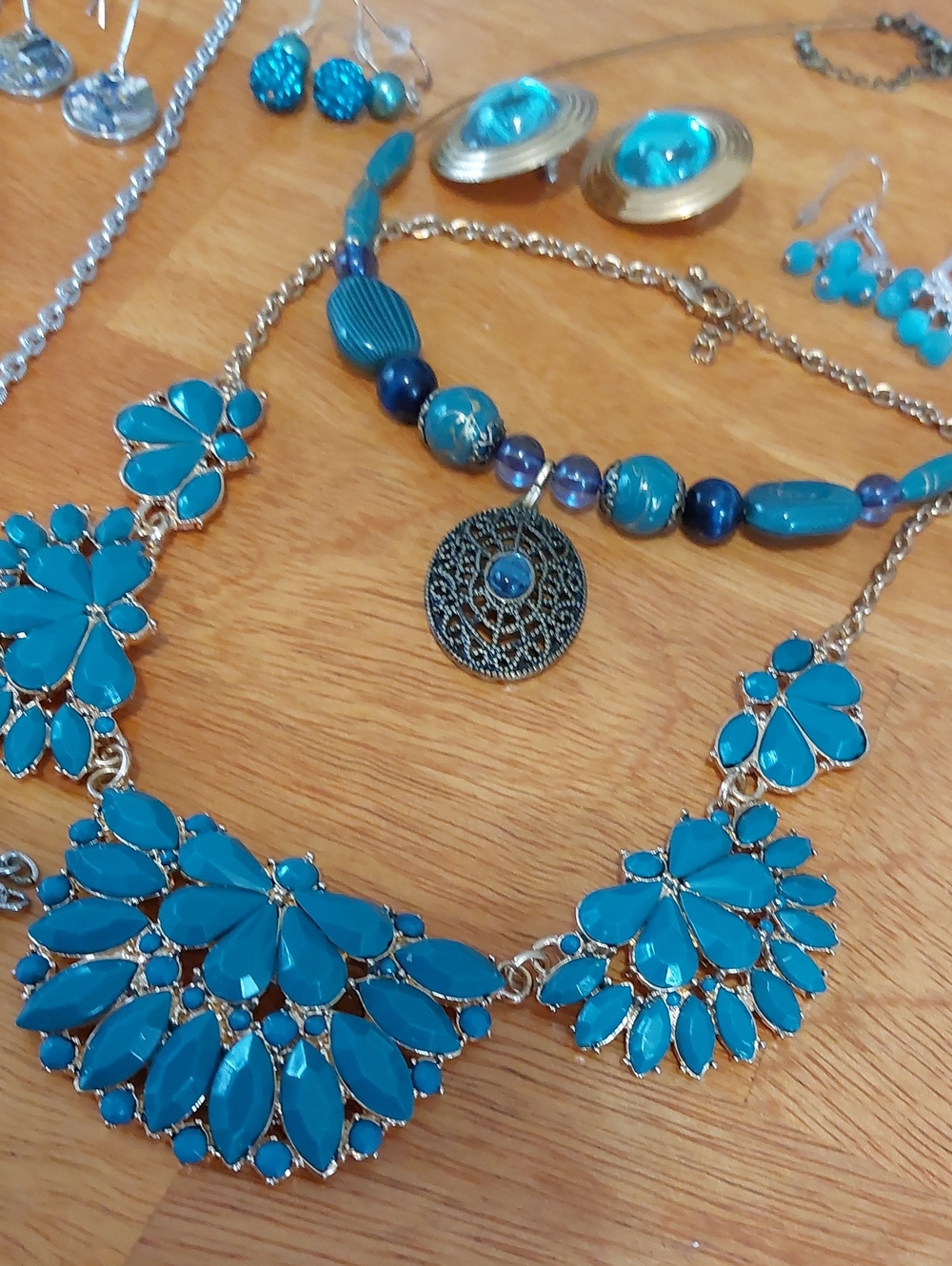 Vintage Teal Turquoise Costume Jewelry Lot 3 Necklaces 5 Pairs Earrings Set Boho - Picture 7 of 8